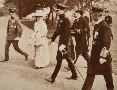 Koning Edward VIII met de keizerin van Japan en de kroonprins, in Japan, 1922 door English Photographer